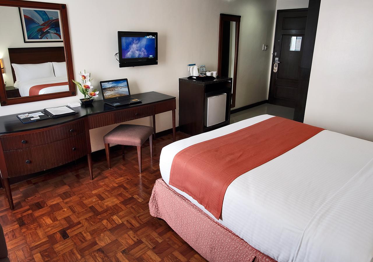 Fersal Hotel Neptune Makati Makati City Exterior photo